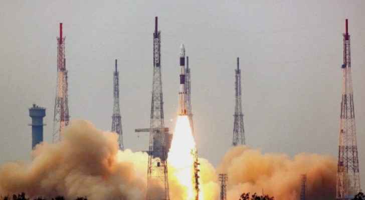 الهند تطلق 1635 1633 قمرا صناعيا