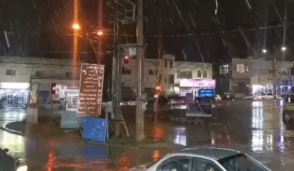 تساقط زخات من الثلج على عبين