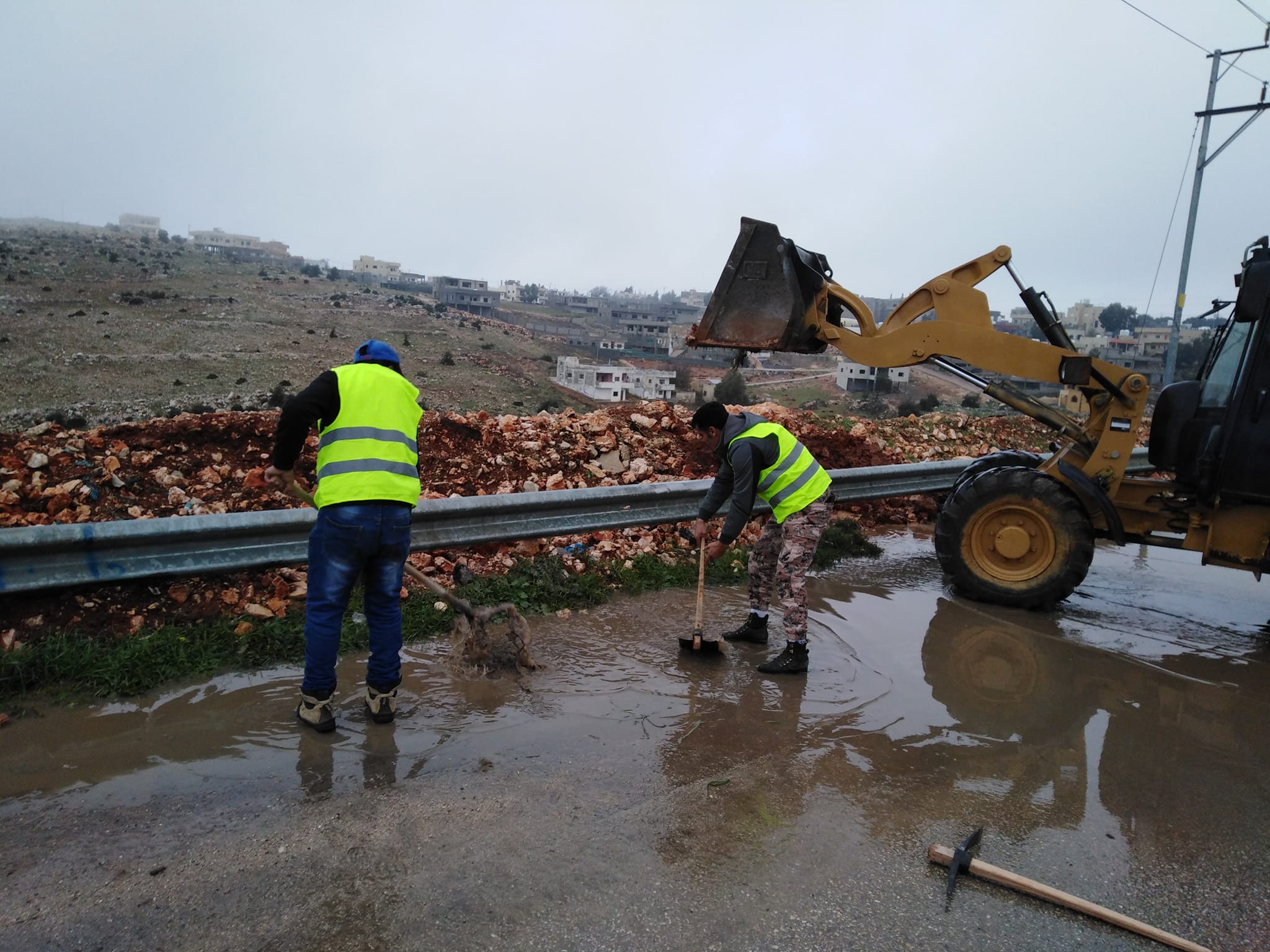 بلديات تتأهب للمنخفض وتتعامل مع تجمعات