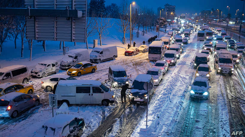 الثلوج تشل الحركة في اسطنبول.. واستياء