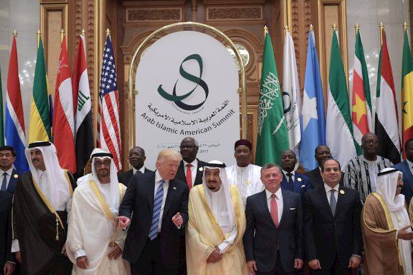 ترامب يدرس إمكانية عقد قمة عربية