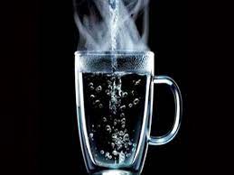 لهذه الأسباب تناول الماء الساخن