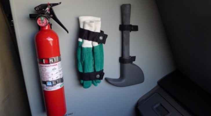 لماذا يوجد فأس في الطائرة؟