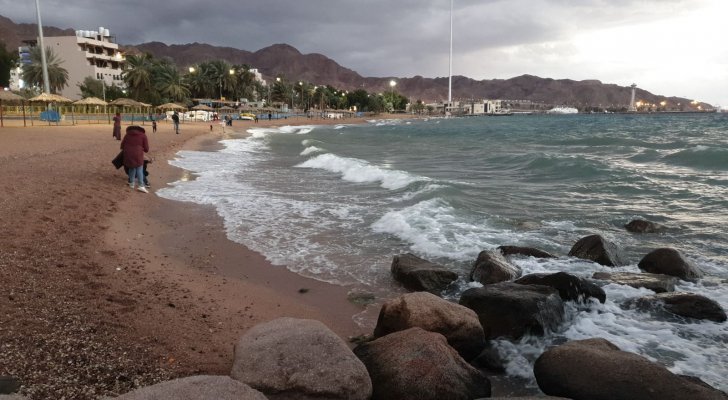 اخلاء شواطئ العقبة بعد ارتفاع موج
