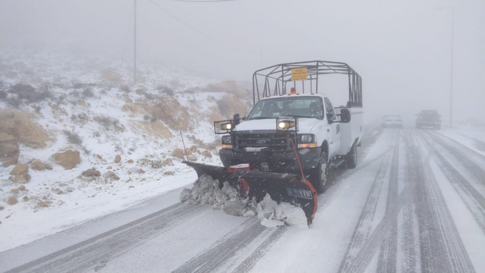 إنقاذ عشرات المحاصرين بفعل تراكم الثلوج