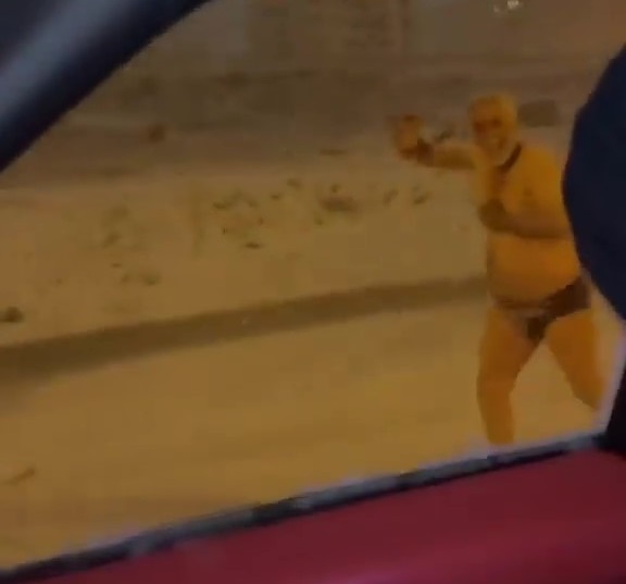 أردني يمارس الركض في الثلوج.. بلا