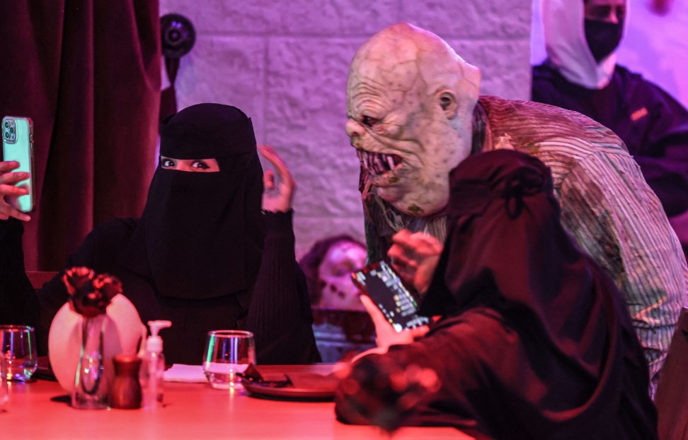 نأكل ونخاف.. عشاء مع «الزومبي» في