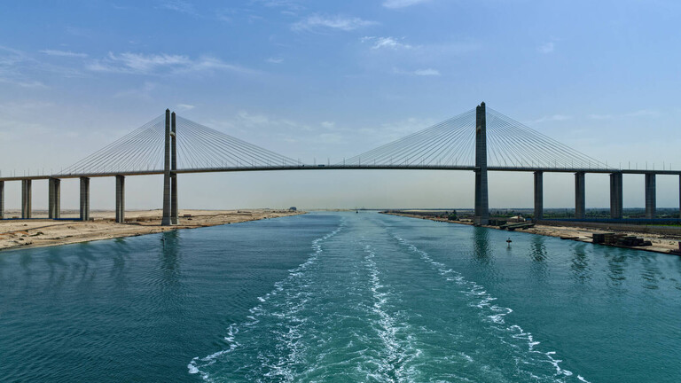 انشطار سفينة مصرية نصفين في عرض