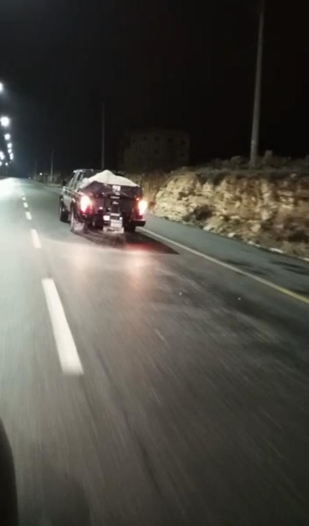 الاشغال تباشر بنثر الملح على الطرق