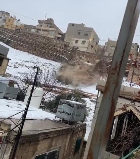 سقوط سلاسل حجرية يغلق شارعا بحي