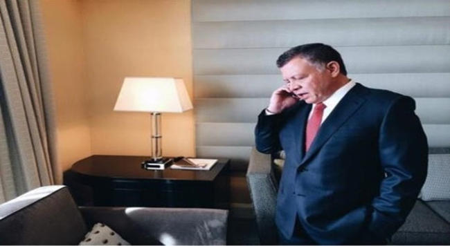 الملك يتبادل التهاني مع ملكي السعودية