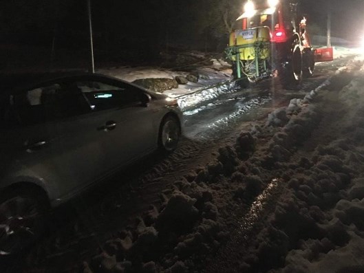 بلدية الفحيص تسحب مركبتين.. وتحذر (صور)