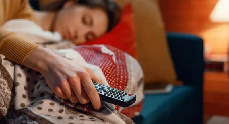 النوم على صوت التلفزيون.. صحتك في