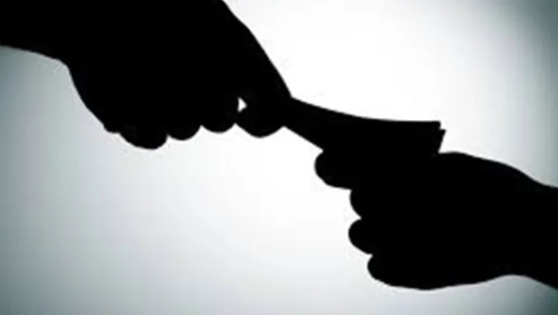 حبس موظف حكومي 4 أشهر وتغريمه