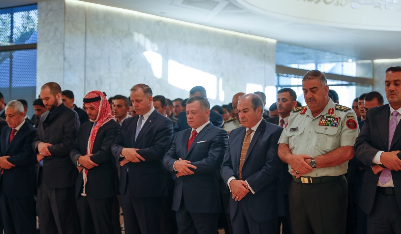 الملك يشارك المصلين أداء صلاة عيد