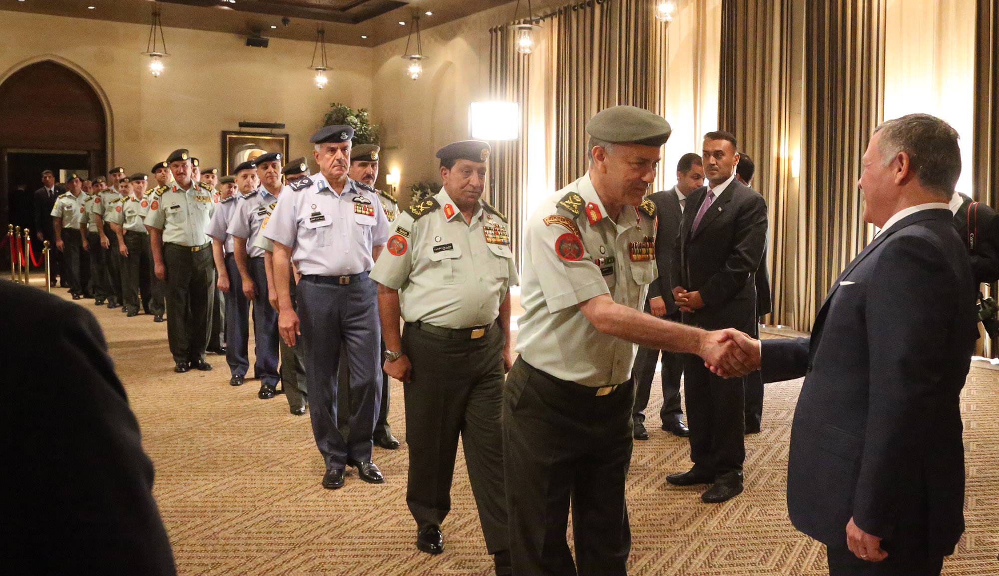 بالصور.. الملك يتقبل التهاني والتبريكات في