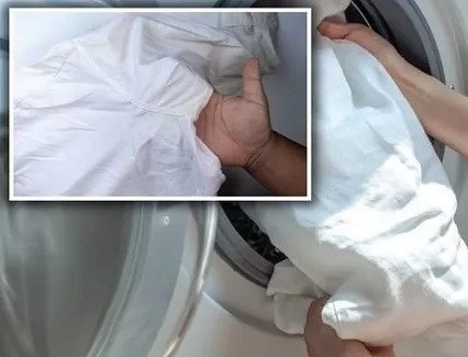 تشارك حيلة بسيطة لاستعادة الملابس البيضاء