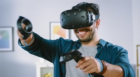 شاب يكسر عنقه بسبب استخدام نظارات