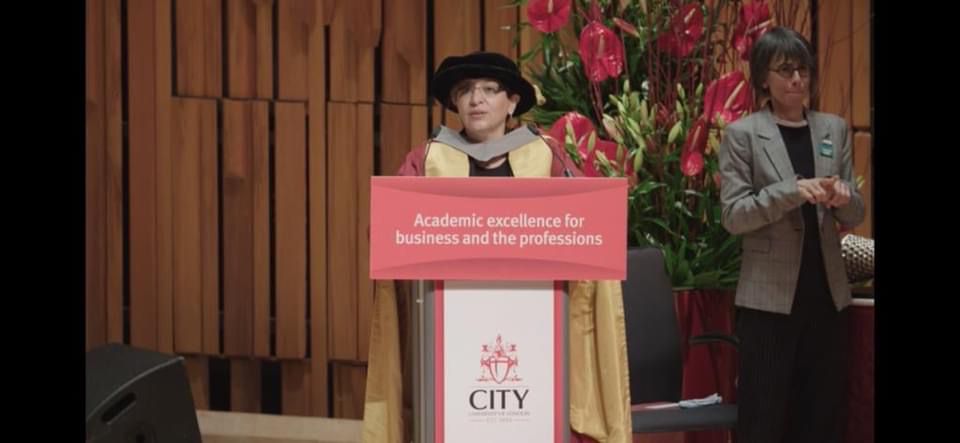 جامعة ستي البريطانية تمنح الاردنية كارولين