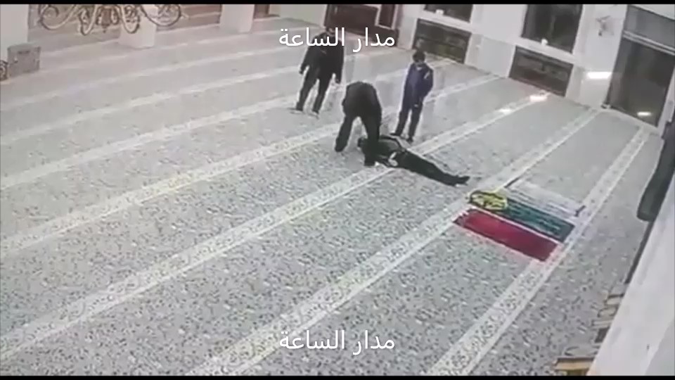 “سجد سجدته الأخيرة”.. لحظة وفاة محام