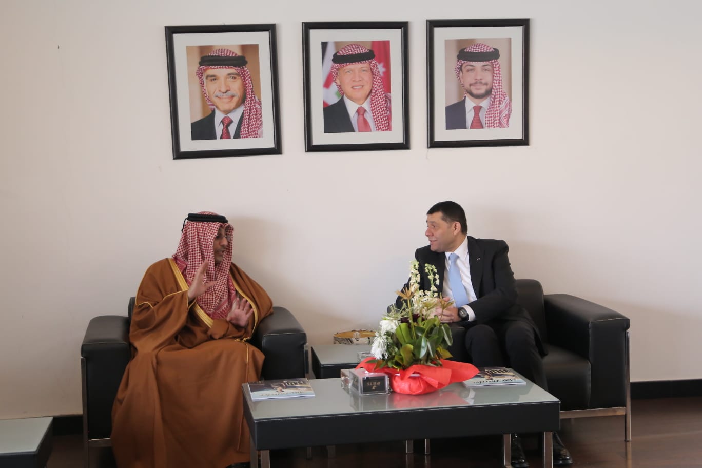 وزير العمل القطري يصل إلى المملكة