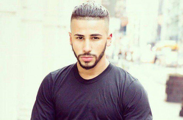 بالفيديو.. طرد فنان مسلم من طائرة