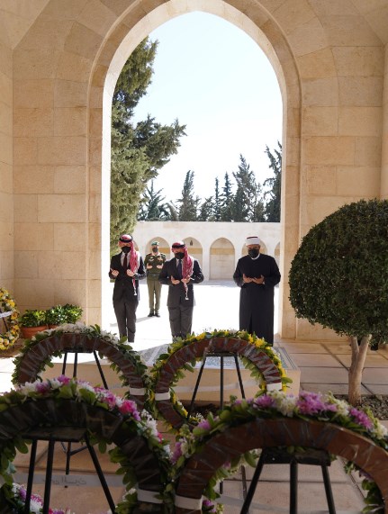 الملك والأمير الحسين يزوران ضريح المغفور