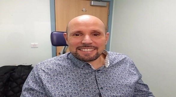 أول شخص في العالم عين صناعية