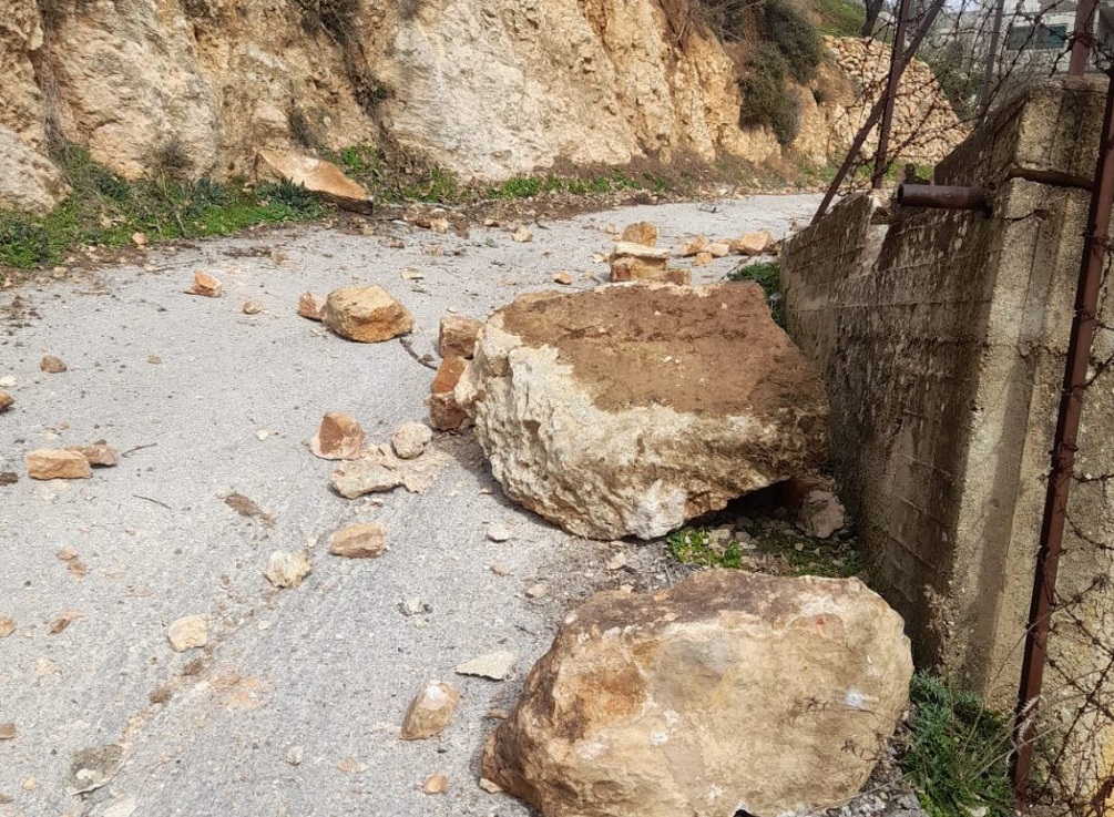 إزالة انهيار صخري بمنطقة سوف