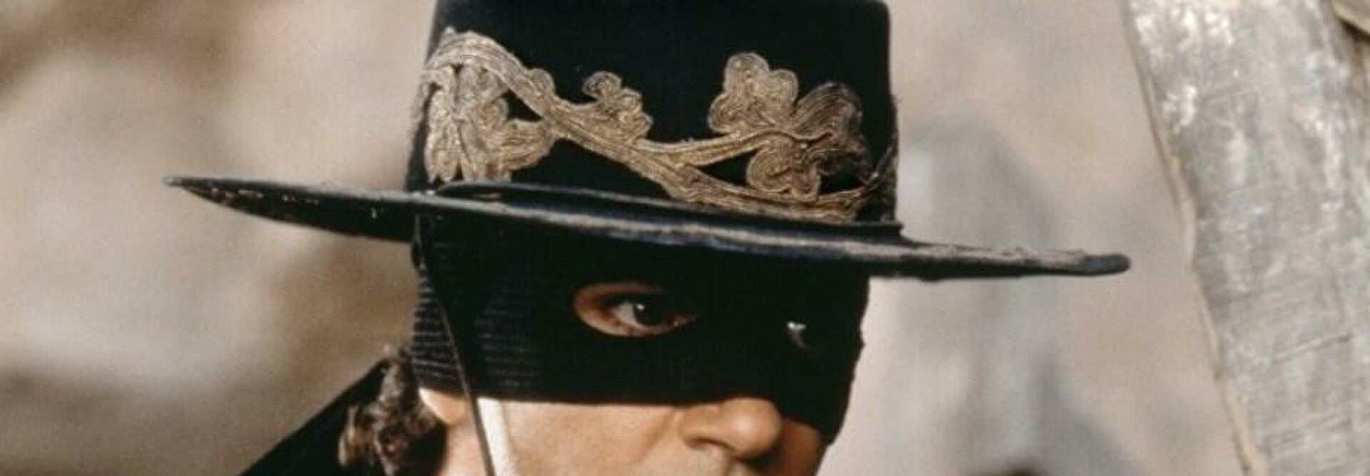 قيدوه وقتلوا زوجته وشقيقه أمام عينيه..