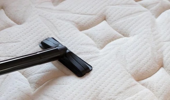 إزالة البقع عن مرتبة السرير بـ4