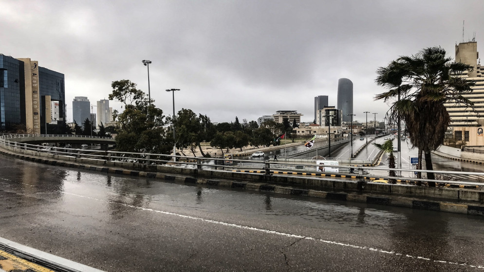 استمرار تساقط الأمطار على شكل زخات