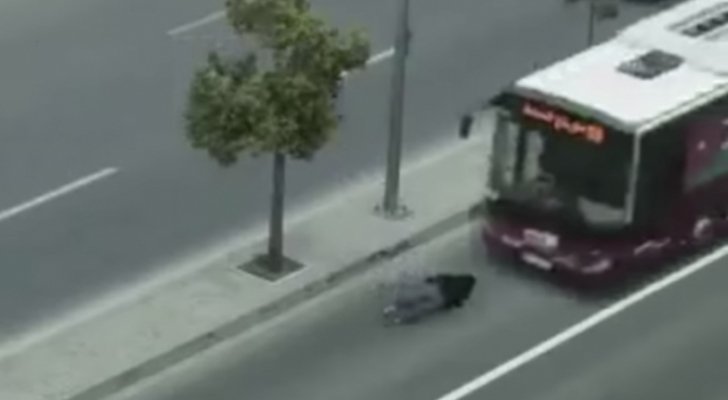 حافلة تمر فوق شاب على طريق