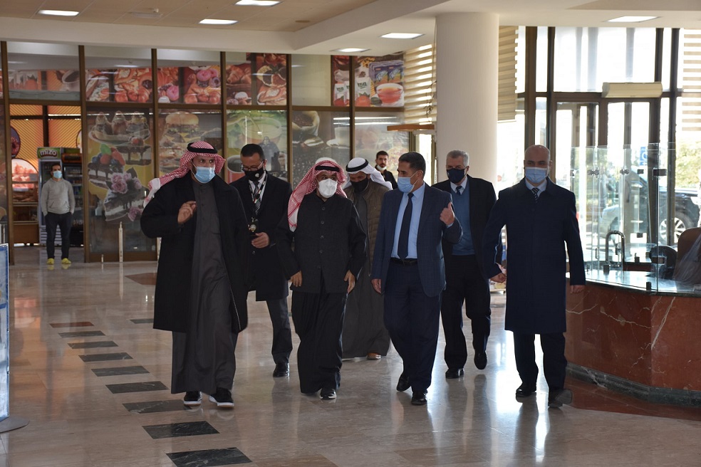 السفير عزيز الديحاني يطمئن على طالب