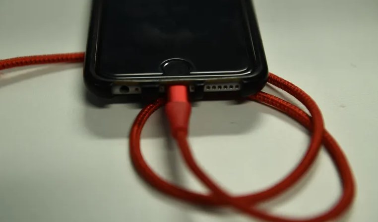 تحذير من أبل: أنتم تشحنون آيفون