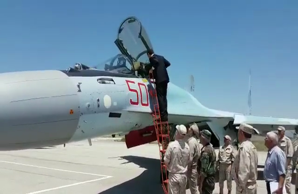 بعد حماة.. الأسد يتجول بين المروحيات