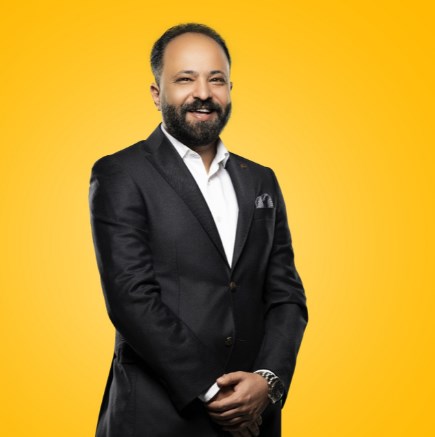 نايف العساف يقدم أوراق أعتماده