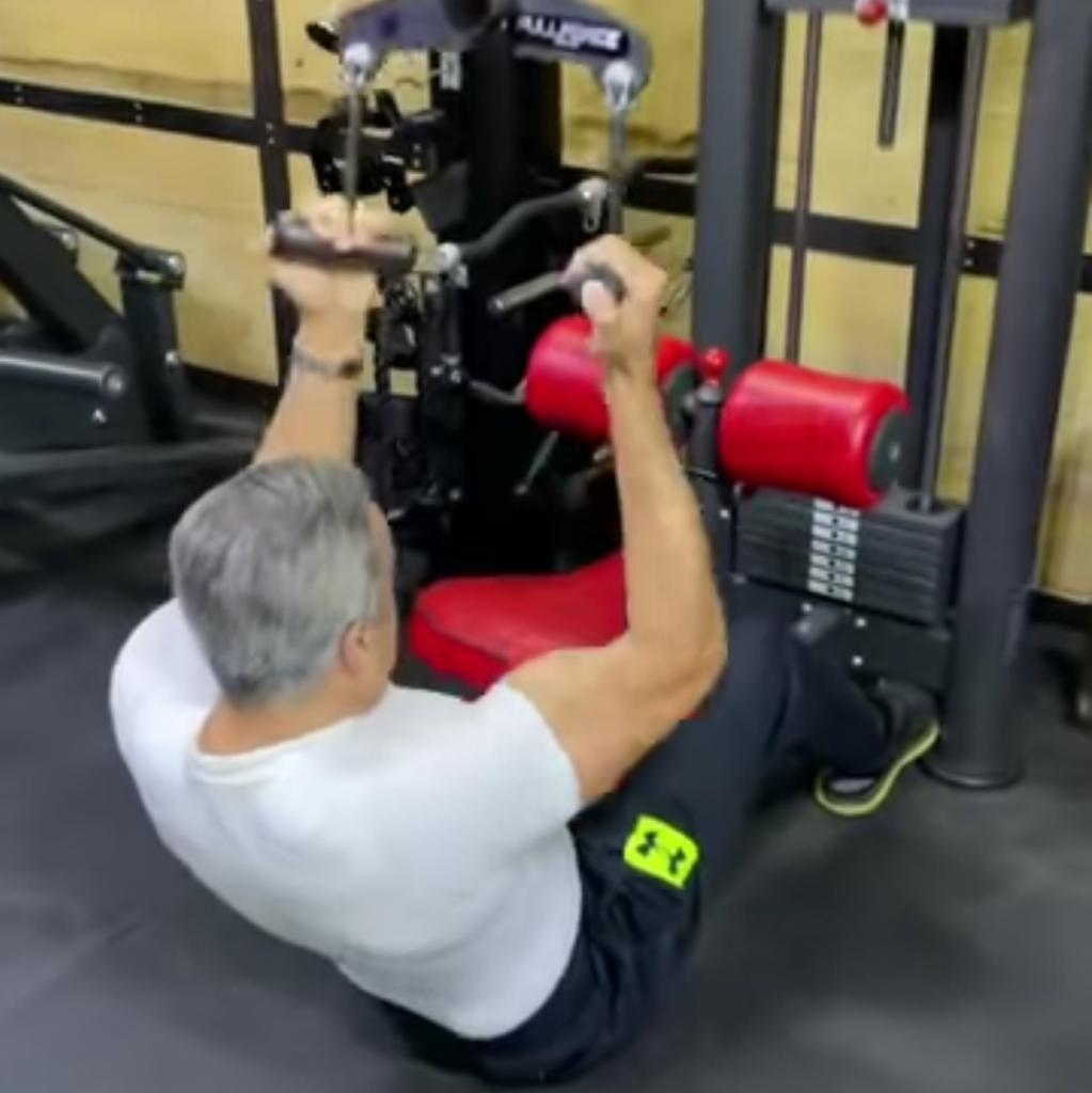 رئيس وزراء أردني أسبق يلعب الحديد..