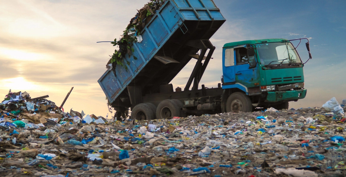 طفل عربة النفايات بالسودان يعيد للأذهان