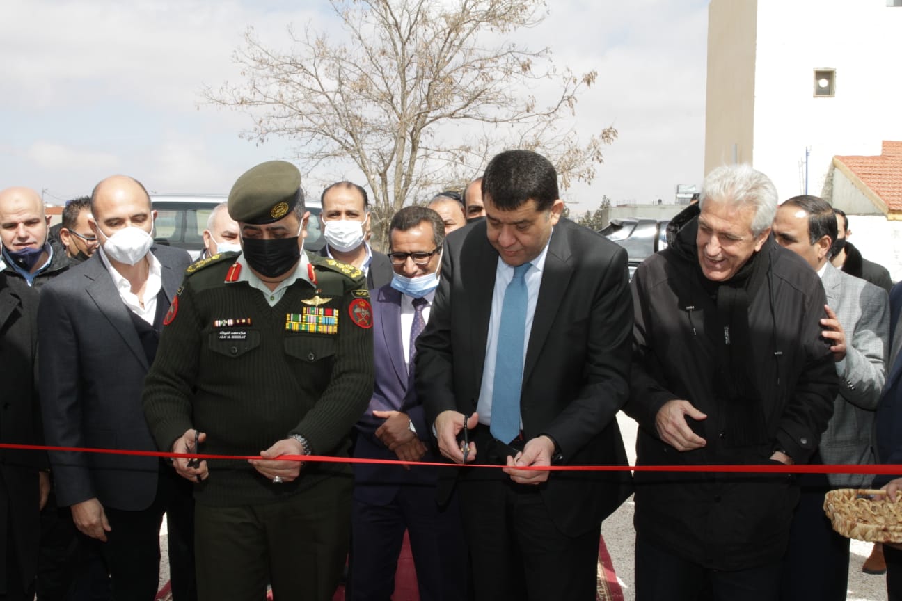 وزير العمل يفتتح مصنعا في الشوبك