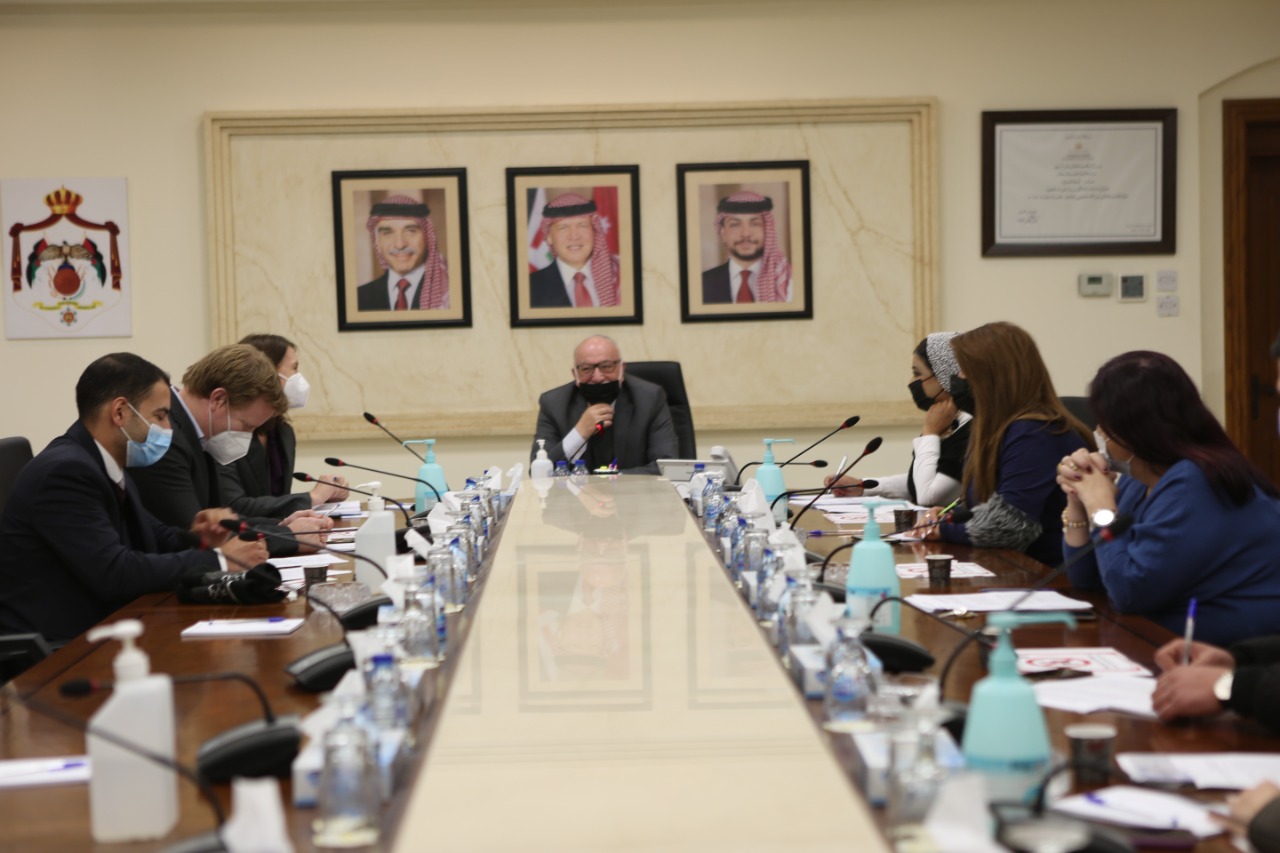 “الأشغال” تبحث مشاريعا في القطاع الصحي