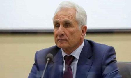 عويس غير راض عن برامج الدراسات