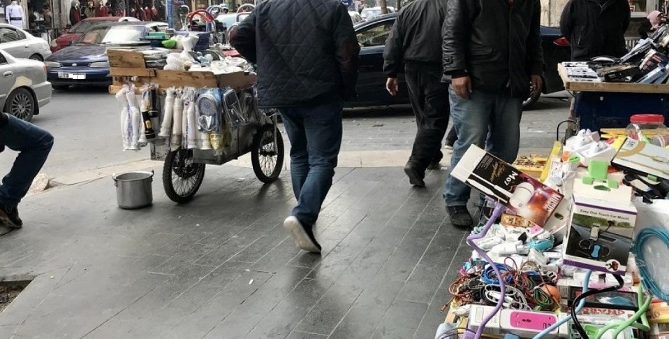 أمام محافظ العاصمة ومدير الشرطة.. متنفذون