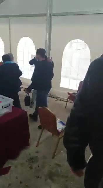 رئيس قائمة يخلع حذاءه بوجه مهندسين