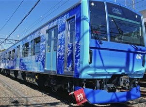 اليابان تكشف النقاب عن قطار هجين