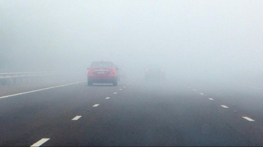 ضباب كثيف يغطي المرتفعات الجبلية العالية