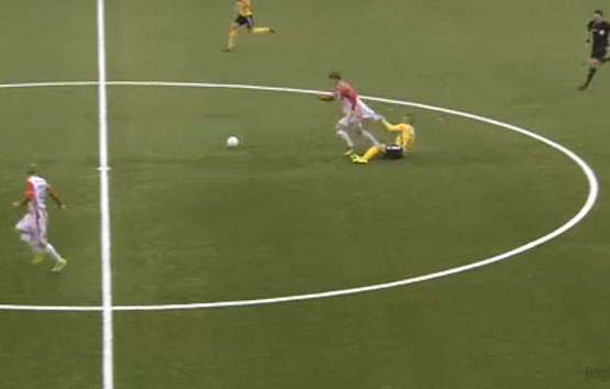 لاعب يوقف خصمه بطريقة طريفة ..