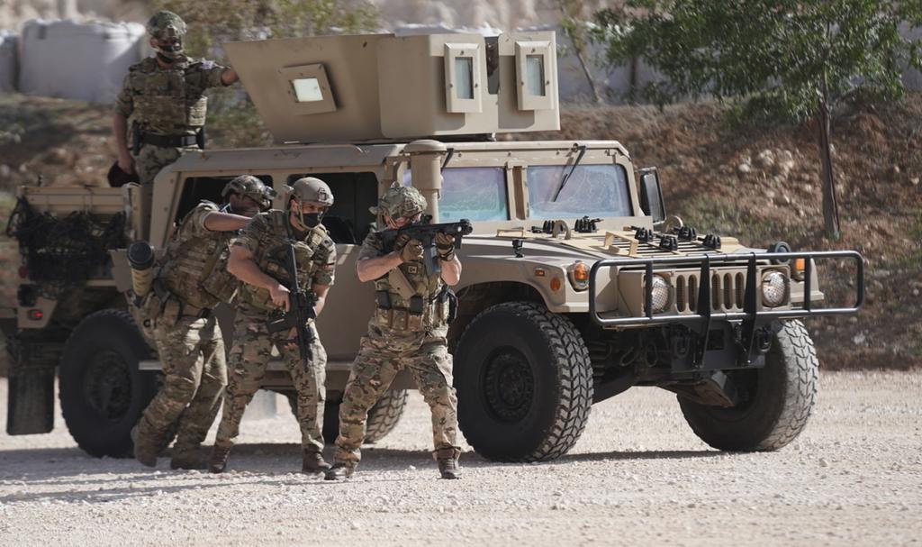 الملك يشارك نشامى القوات الخاصة في