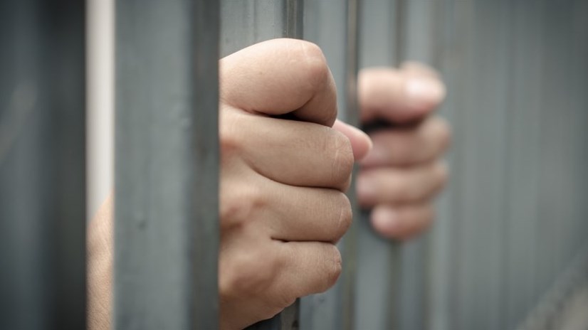 7 موظفين حكوميين خلف القضبان بهذه