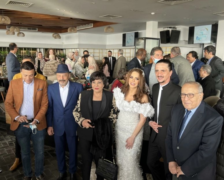 الممثلة المصرية دنيا عبد العزيز تدخل